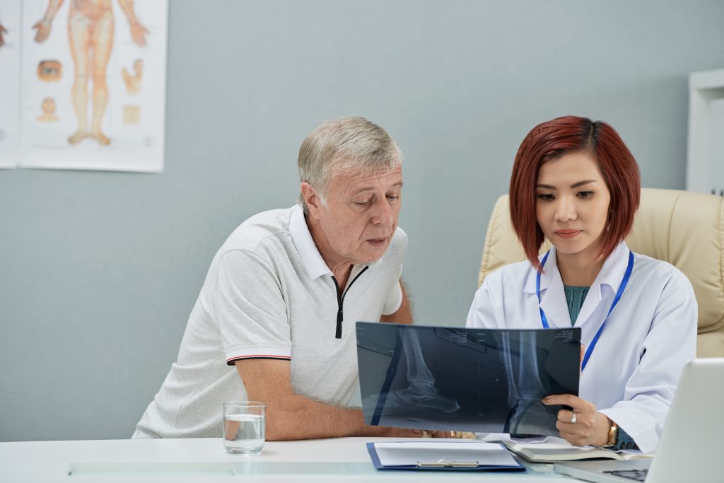 Illustration showing osteoarthritis in the knee joint with advanced treatments like PRP therapy and injections.